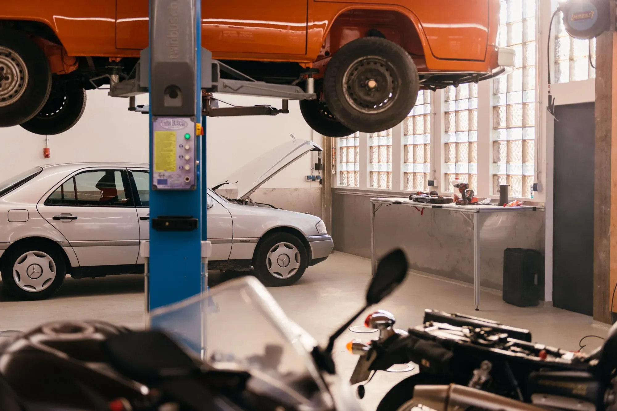 Dein Schrauberplatz - Mietwerkstatt mit Hebebühne und hochwertigen Werkzeugen